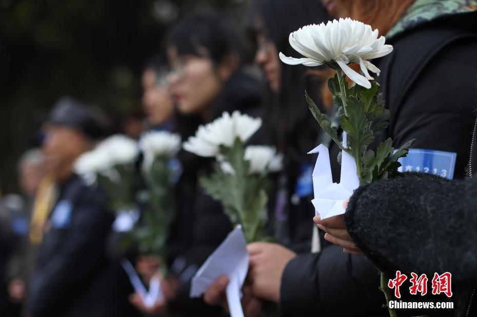 南京民众走进光华门战斗遗址祈愿和平