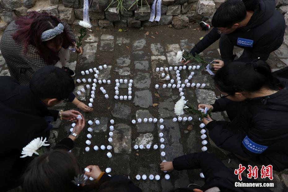 南京民众走进光华门战斗遗址祈愿和平