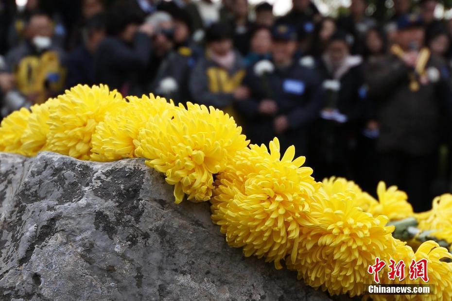 南京民众走进光华门战斗遗址祈愿和平