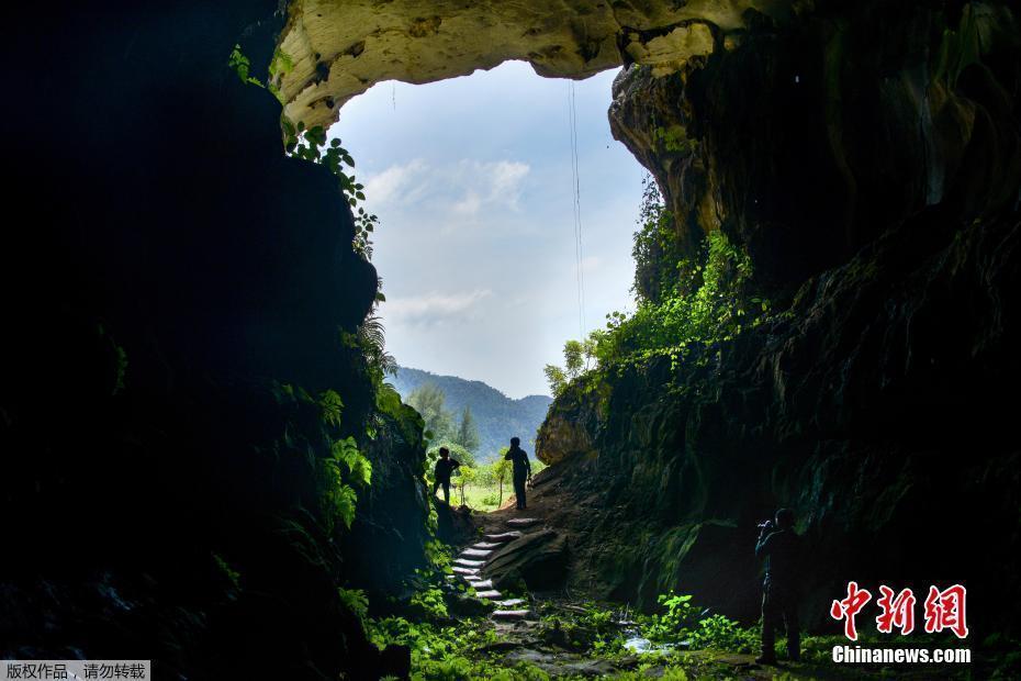 游客探秘印尼一座溶洞 7400年前由海嘯沖擊形成