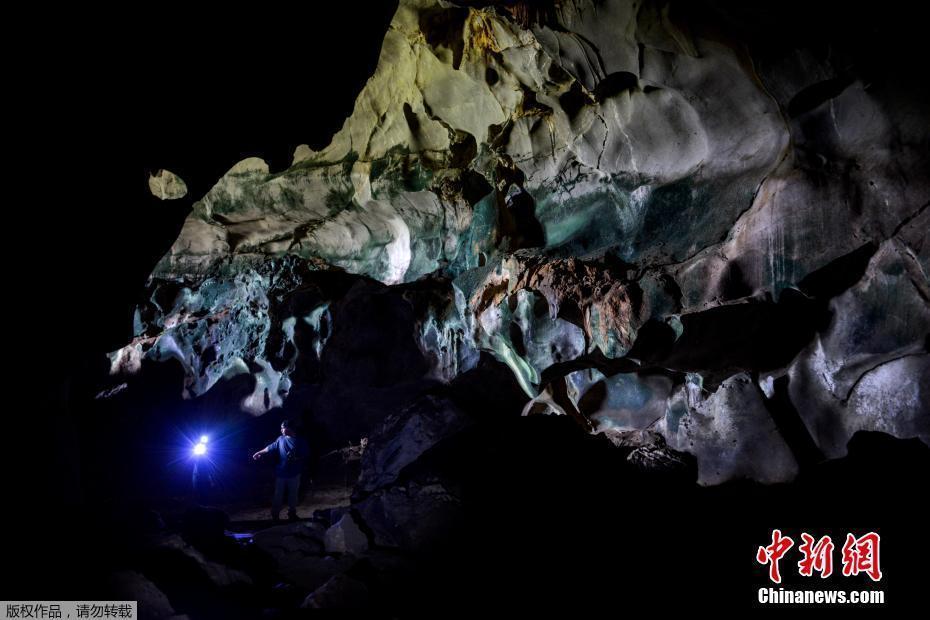 游客探秘印尼一座溶洞 7400年前由海嘯沖擊形成