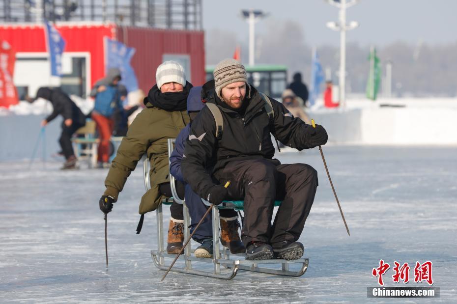 中外游客樂游哈爾濱松花江冰雪嘉年華