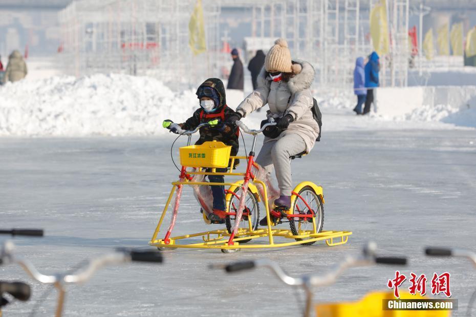 中外游客樂游哈爾濱松花江冰雪嘉年華