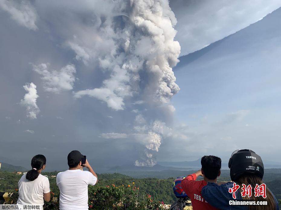 菲律賓火山爆發(fā)濃煙直沖云霄 民眾淡定拍照