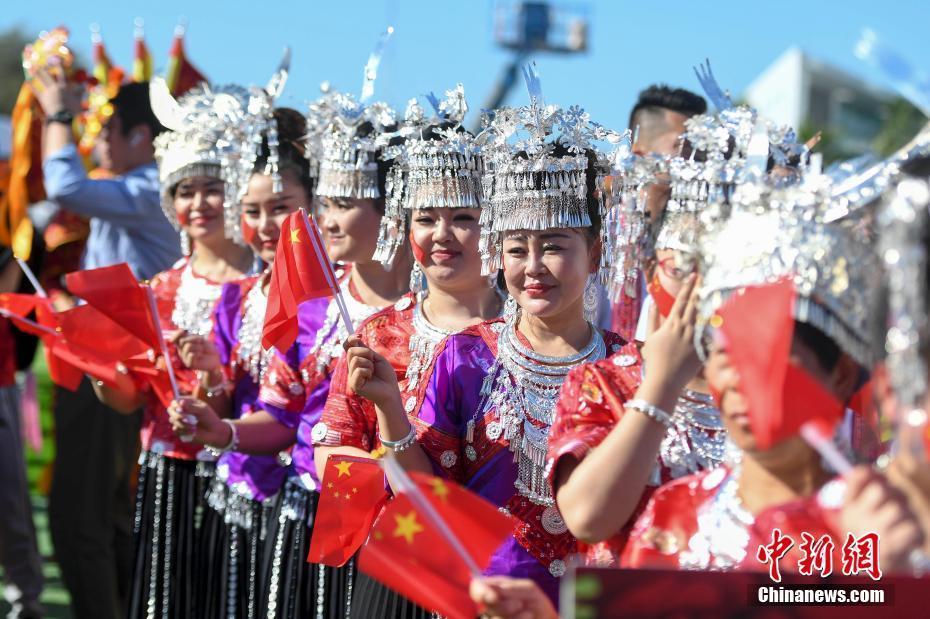 迪拜舉行“歡樂春節(jié)”大巡游迎中國新年