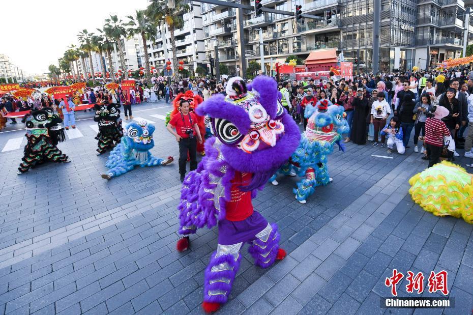 迪拜舉行“歡樂春節(jié)”大巡游迎中國新年