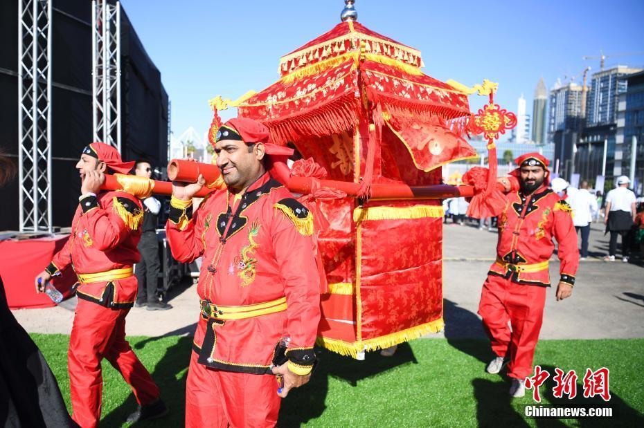迪拜舉行“歡樂春節(jié)”大巡游迎中國新年