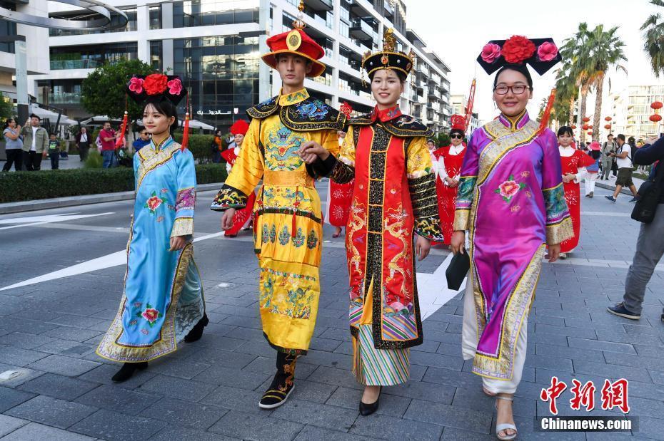 迪拜舉行“歡樂春節(jié)”大巡游迎中國新年