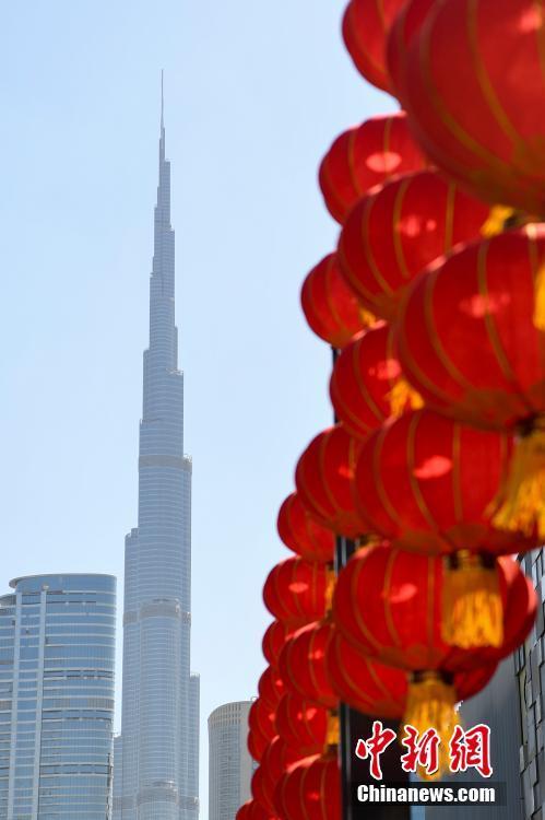 迪拜舉行“歡樂春節(jié)”大巡游迎中國新年