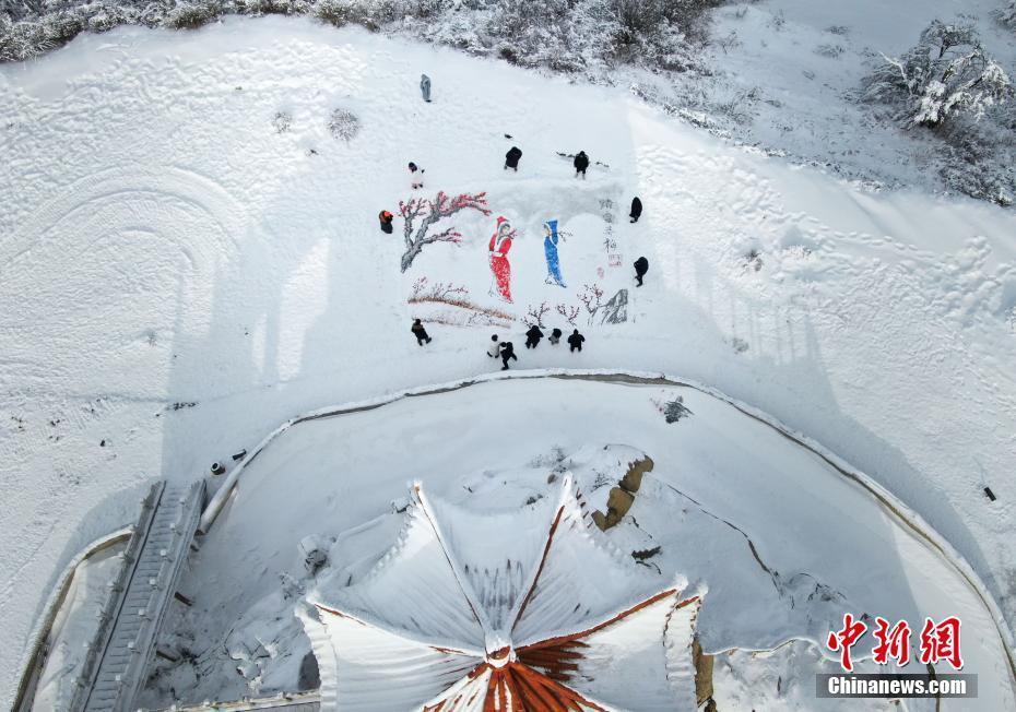 河南洛陽繪畫愛好者雪地繪出《踏雪尋梅》