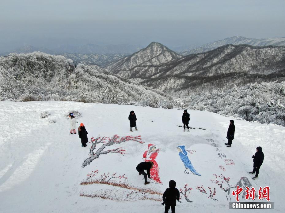 河南洛陽繪畫愛好者雪地繪出《踏雪尋梅》