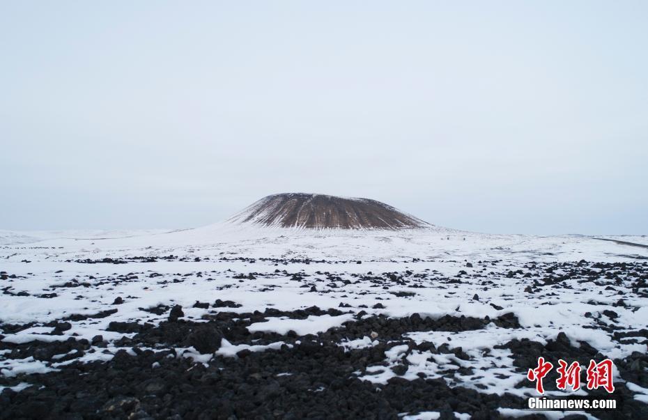 航拍內(nèi)蒙古烏蘭察布冰雪火山