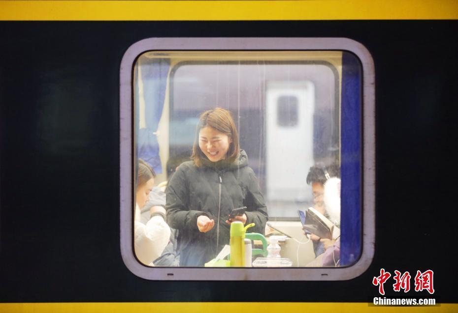 列車(chē)上的春運(yùn) 小小車(chē)窗演繹溫暖“回家情”