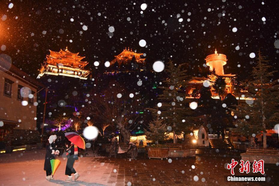 香格里拉迎降雪 古城夜景美如畫(huà)