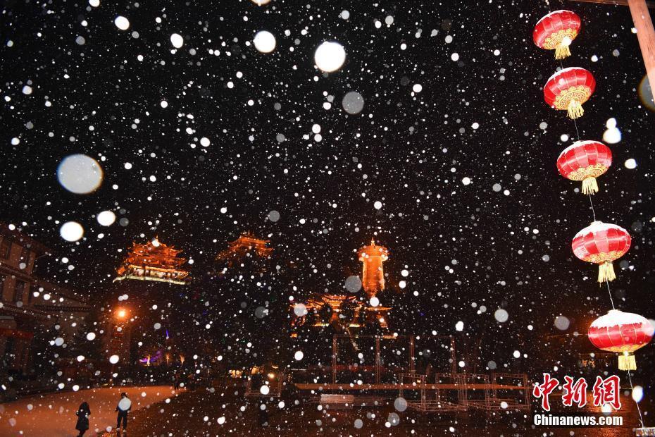 香格里拉迎降雪 古城夜景美如畫