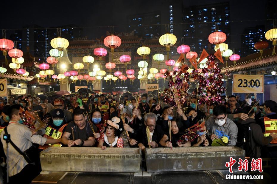 香港黃大仙祠大批善信上“頭炷香”迎新年