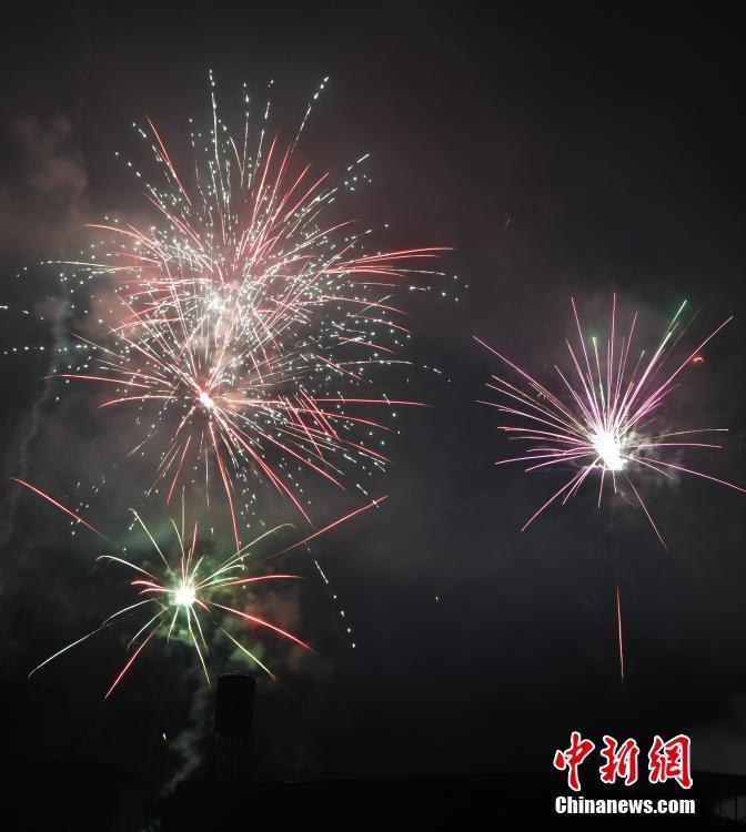 福建客家民眾放煙花 喜迎新年