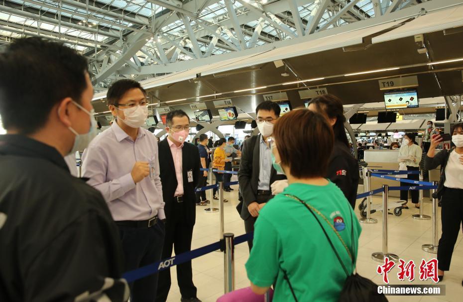 武漢迎來首批搭乘包機自國外返程湖北籍旅客