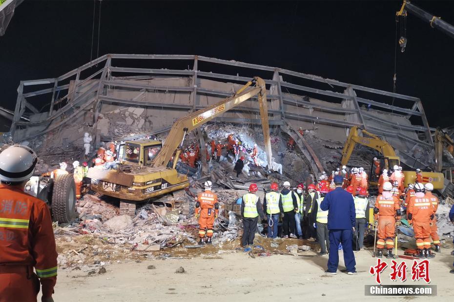 福建泉州一酒店坍塌事故：廢墟中部挖出汽車殘骸