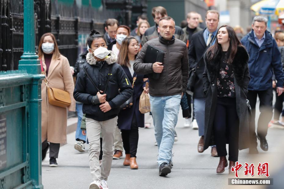 部分民眾戴口罩行走紐約街頭