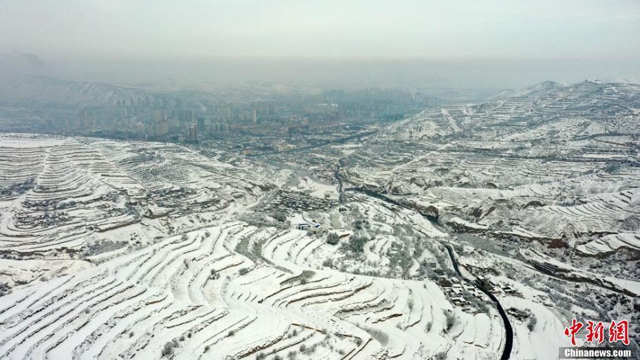 甘肅定西：黃土高原雪景如畫 梯田層巒疊嶂