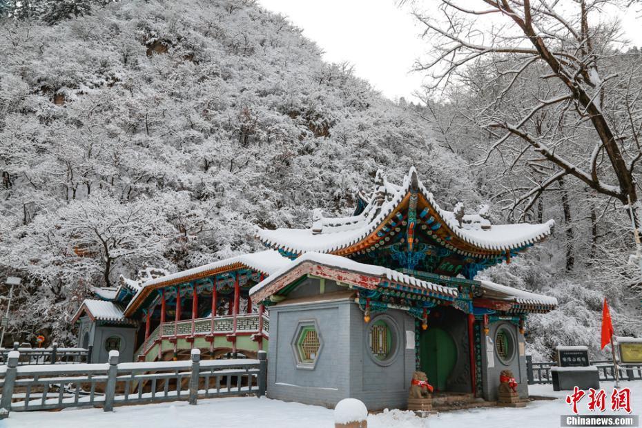 “隴右名山”甘肅興隆山山上雪皚皚 山下水潺潺