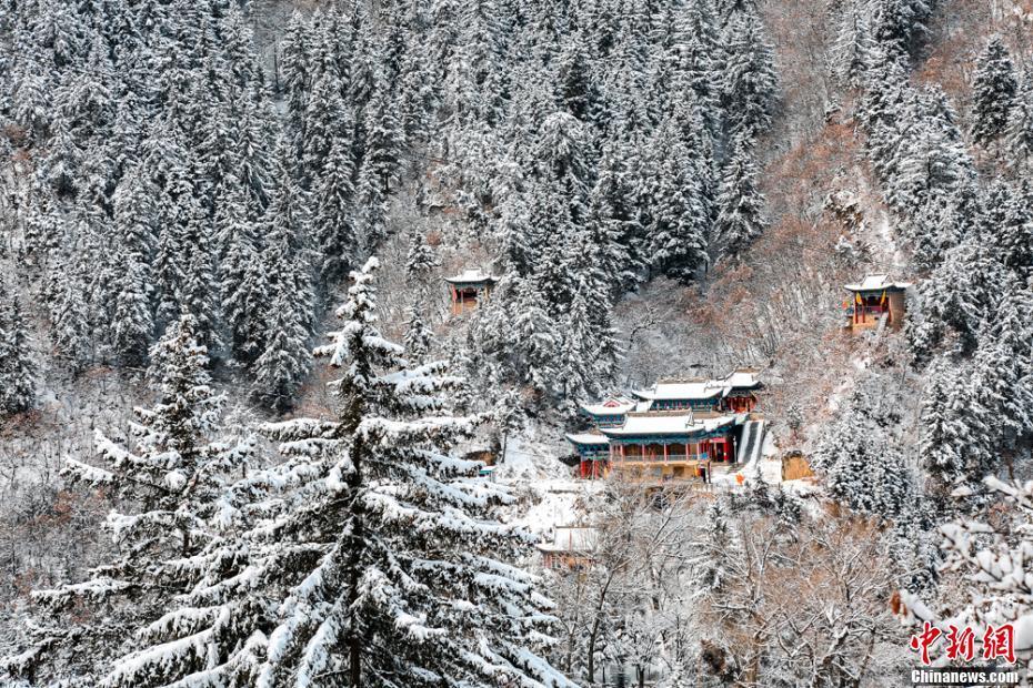 “隴右名山”甘肅興隆山山上雪皚皚 山下水潺潺