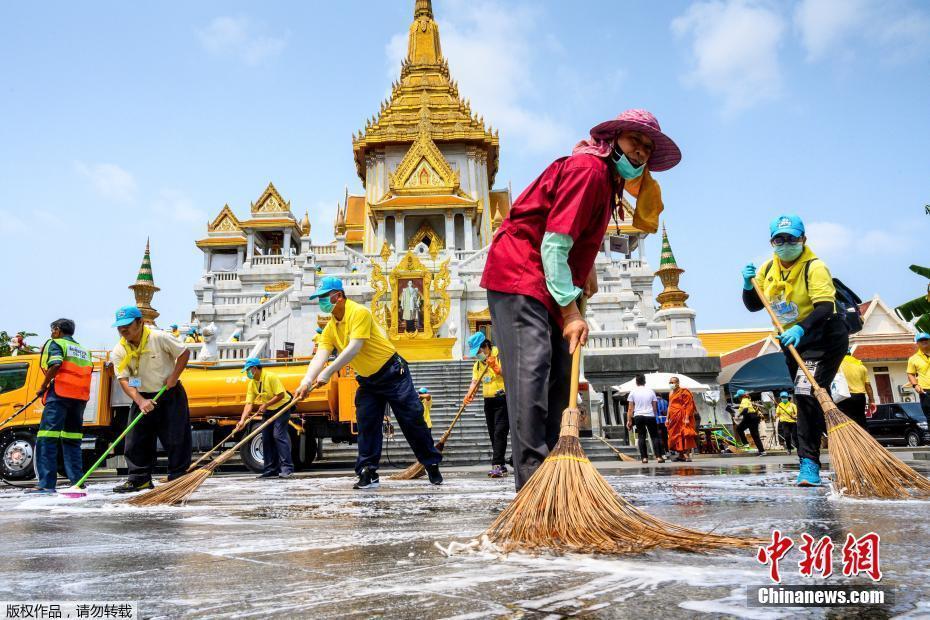 曼谷金佛寺進行大掃除 志愿者用消毒水清理地面