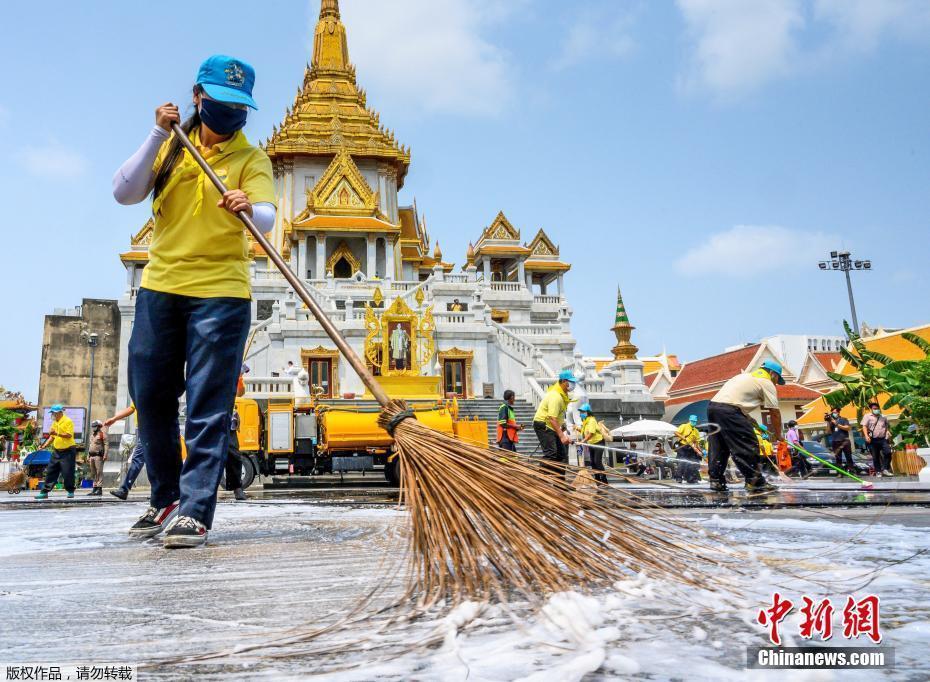 曼谷金佛寺進行大掃除 志愿者用消毒水清理地面