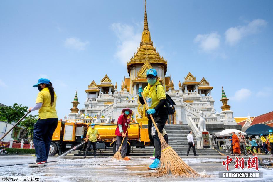 曼谷金佛寺進(jìn)行大掃除 志愿者用消毒水清理地面