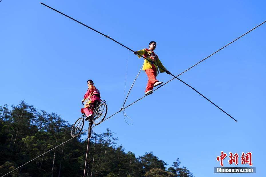 湖南郴州雜技演員挑戰(zhàn)峽谷高空走鋼絲