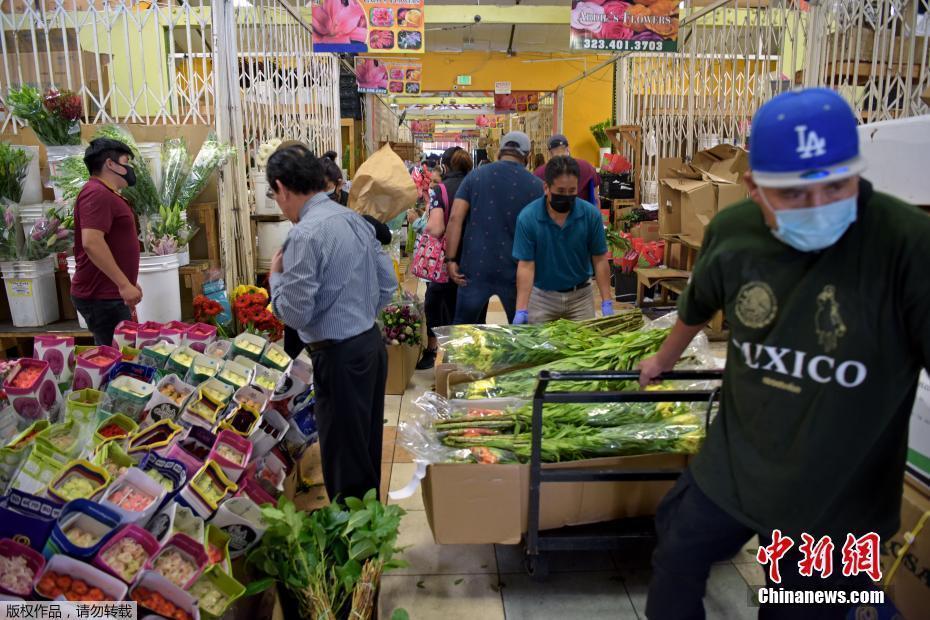 美國多地商店恢復營業(yè) 花市生意紅火