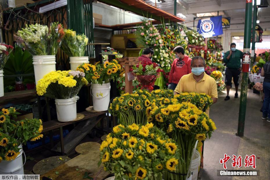 美國多地商店恢復(fù)營業(yè) 花市生意紅火