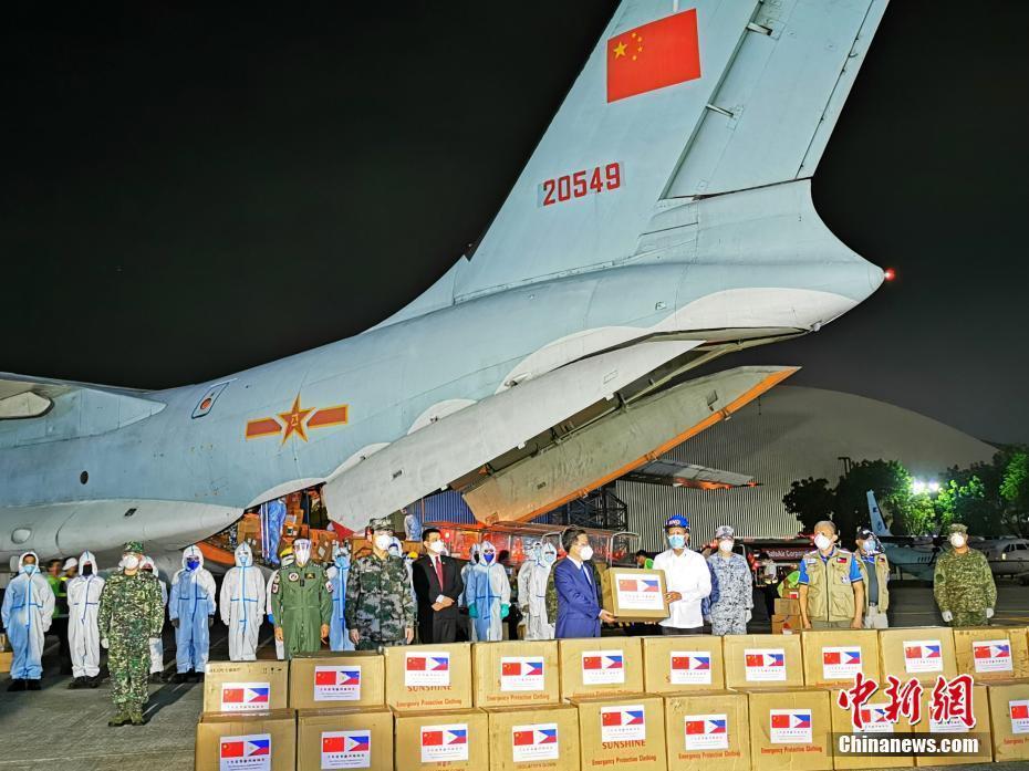 中国国防部援助菲军抗疫物资抵达马尼拉