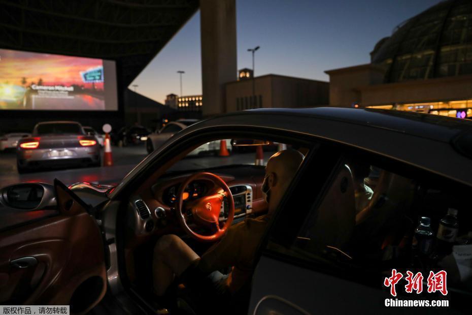 疫情下的迪拜汽車電影院 豪車配紅毯仿佛逛車展