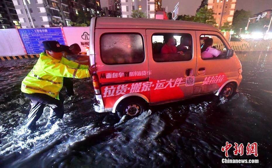 福州迎來暴雨 路面積水嚴(yán)重