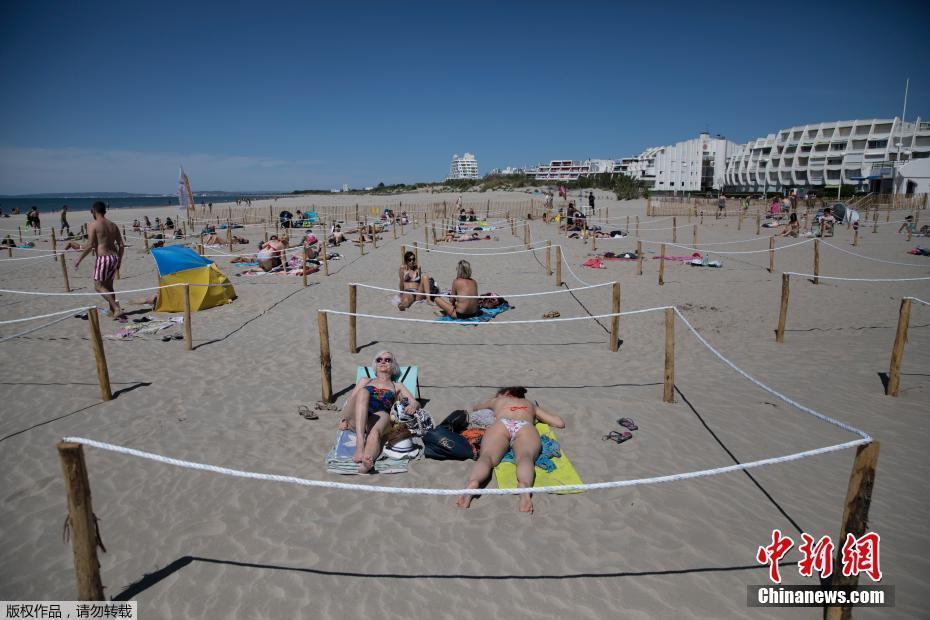 保持距离 法国民众“宅”在海滩享受日光浴