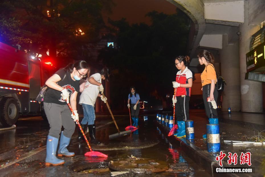 廣西柳江河洪水退去 軍民合作連夜清淤