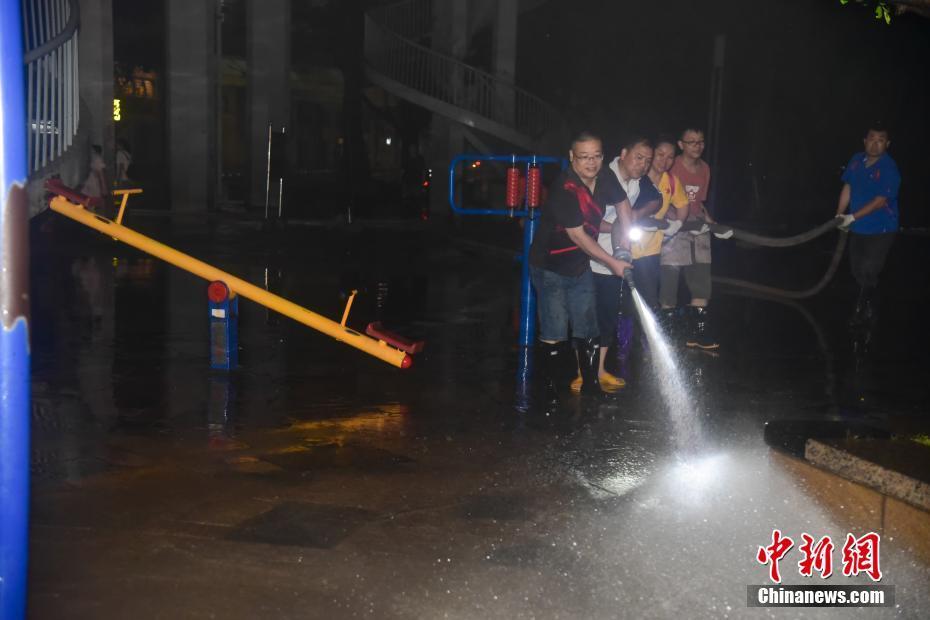 廣西柳江河洪水退去 軍民合作連夜清淤