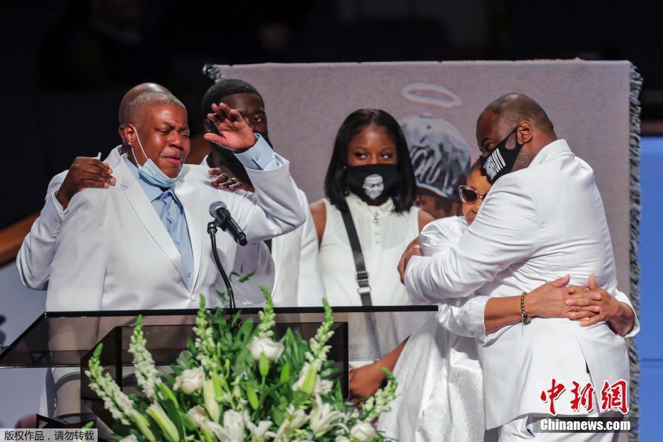 美国非裔男子弗洛伊德葬礼举行 白色马车运送灵柩
