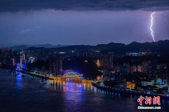 广西梧州电闪雷鸣 形成特别夜景
