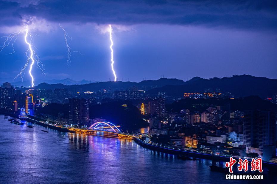 廣西梧州電閃雷鳴 形成特別夜景