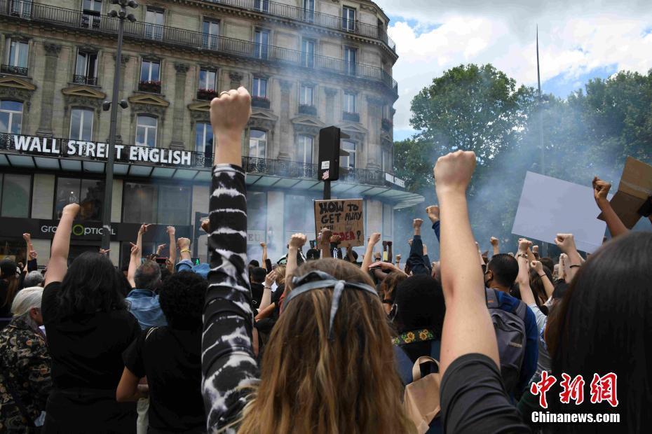 示威者在巴黎共和广场抗议种族歧视