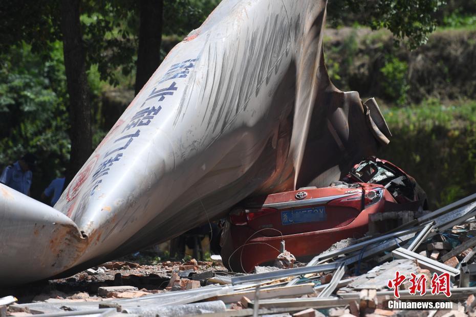 浙江溫嶺槽罐車爆炸現(xiàn)場 炸飛槽罐壓毀小汽車