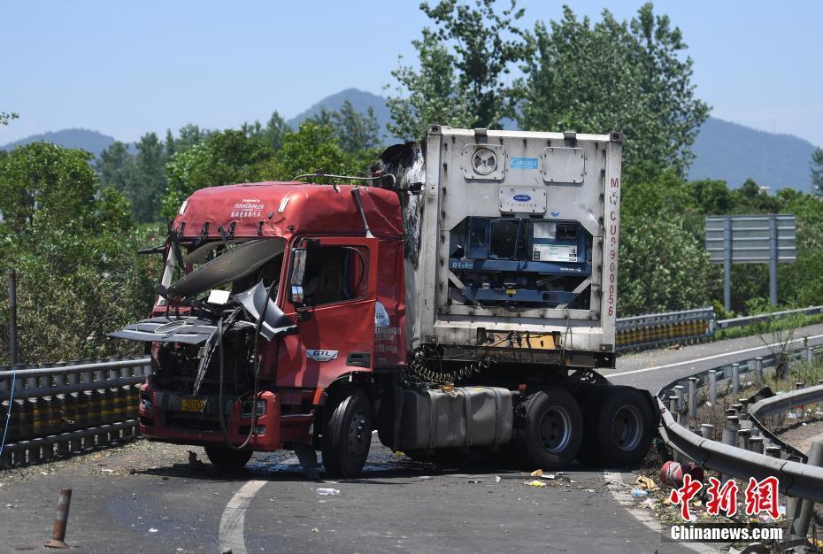 浙江溫嶺槽罐車爆炸現(xiàn)場 炸飛槽罐壓毀小汽車