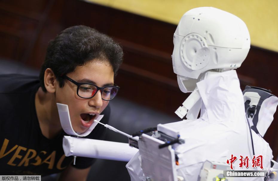 埃及男子发明"抗疫"机器人 可检测人类是否感染新冠肺炎