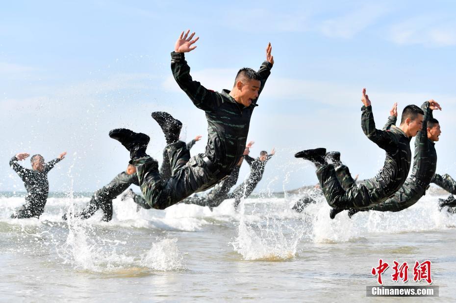 福建武警“魔鬼周”：特戰(zhàn)隊(duì)員組織海上反恐訓(xùn)練