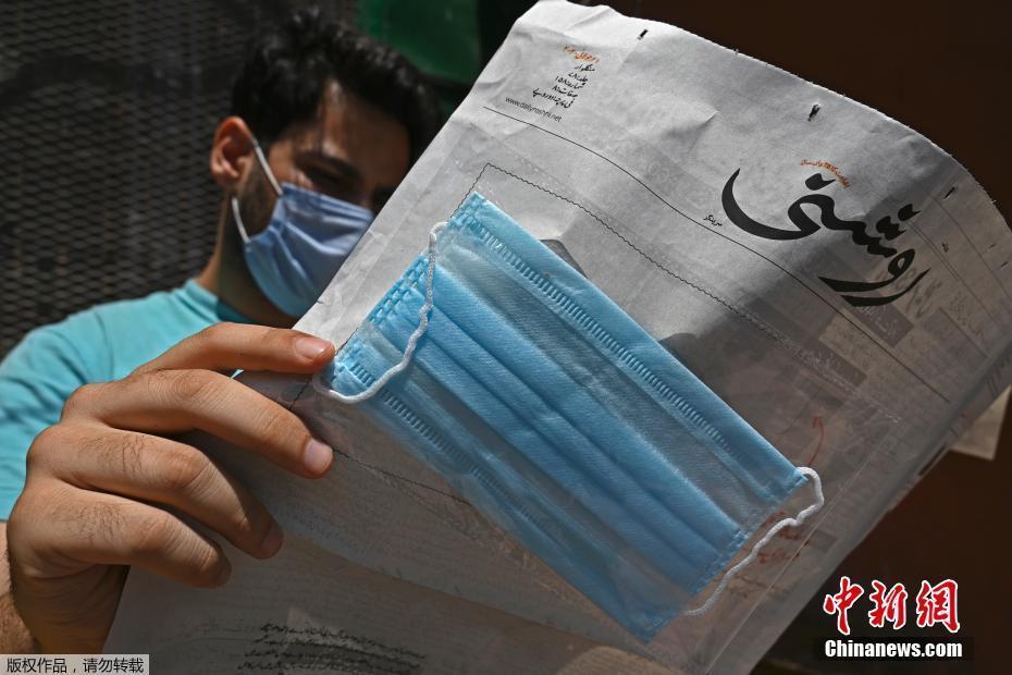 印度一家報(bào)紙頭版附送口罩 提醒民眾疫情期間做好防護(hù)