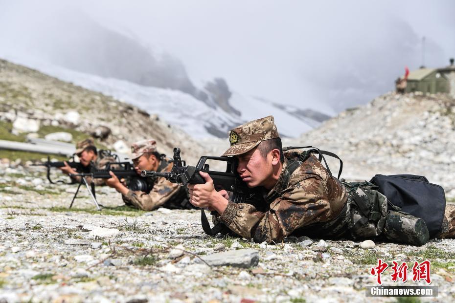 與雪山冰川為伴 西藏軍區(qū)邊防戰(zhàn)士海拔5400米守邊