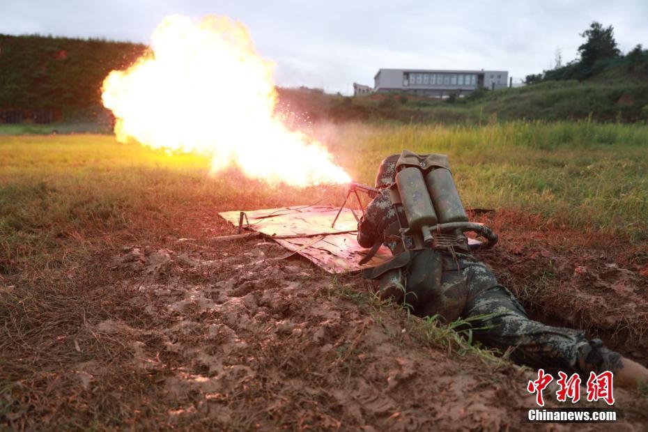 燃,！多角度實(shí)拍武警“火龍出擊”